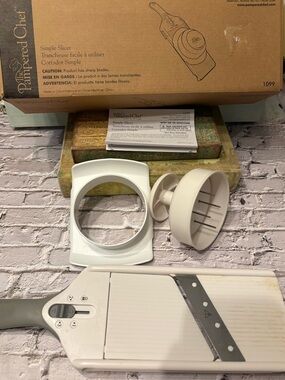 Pampered Chef White Simple Slicer